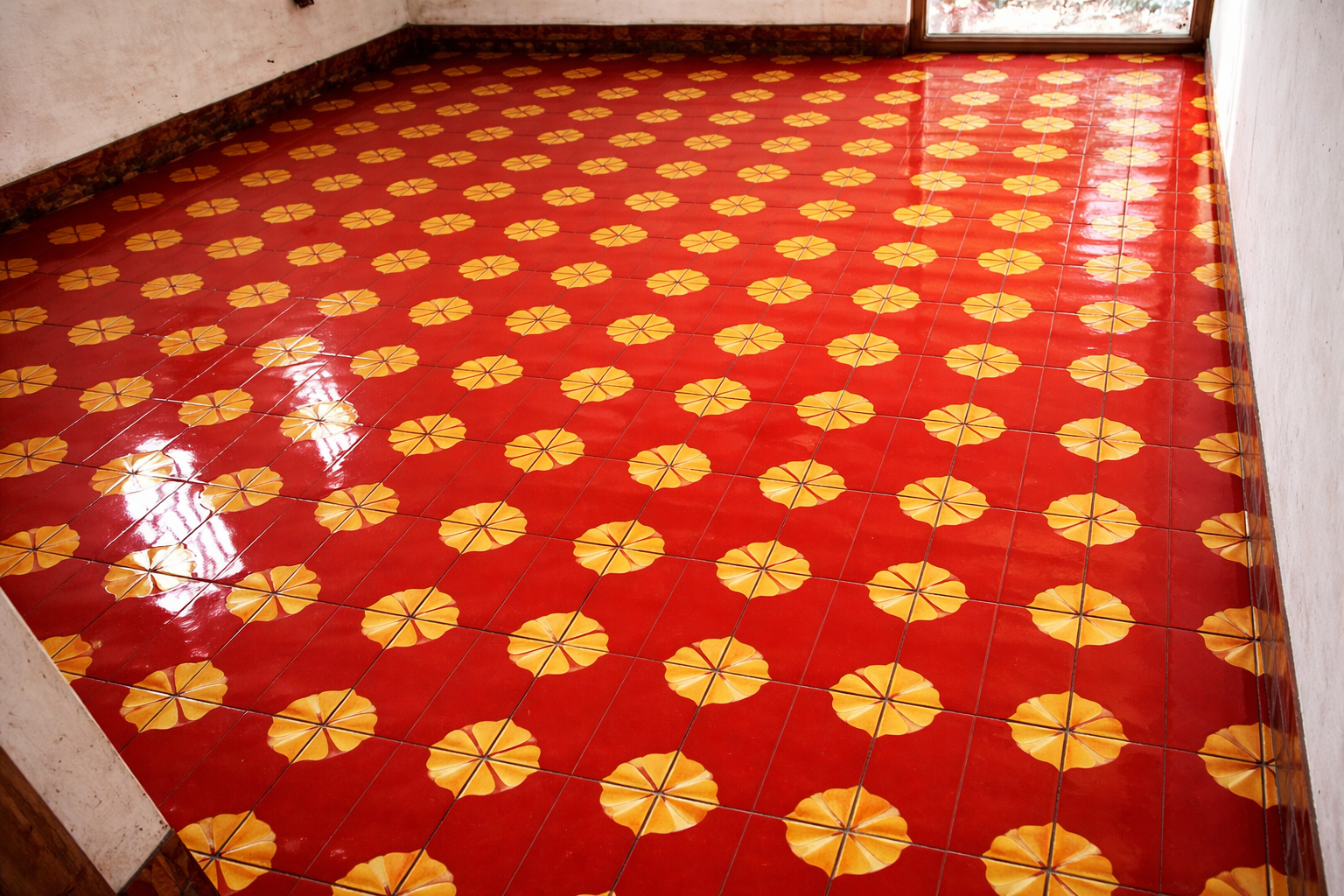 Nalu Pappathi Athangudi Tile - Red with Golden Clover Flower